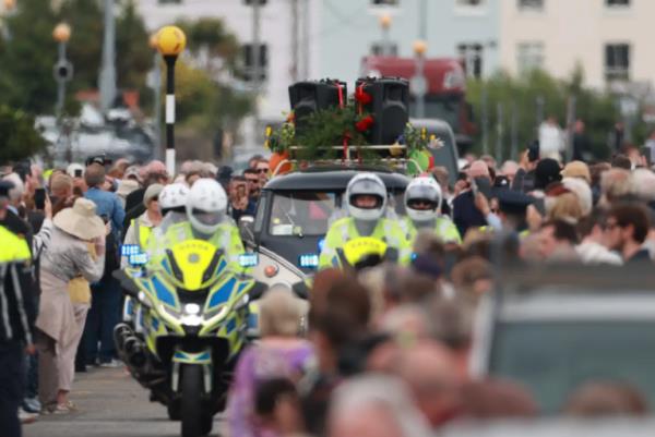 Sinead O'Co<em></em>nnor hearse carries coffin through Bray