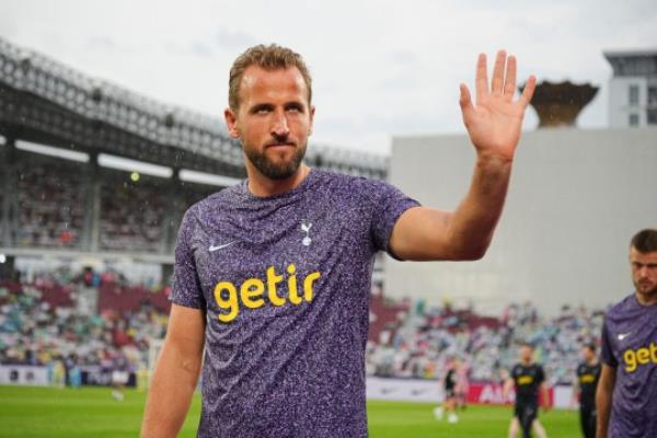 Mandatory Credit: Photo by Vachira Kalong/Tottenham Hotspur FC/Shutterstock (14017676h) Harry Kane of Tottenham Hotspur waves to the fans after the match was cancelled due to a waterlogged pitch Leicester City v Tottenham Hotspur,Pre-season Friendly, Football, Rajamangala Stadium, Bangkok, Thailand - 23 Jul 2023