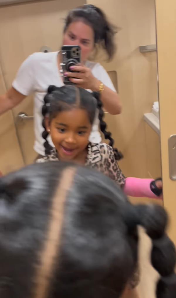 Andreza helped keep True entertained with a silly dance in the mirror (Picture: Instagram/ Andreza.Cooper)