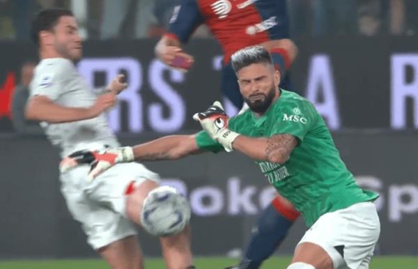 Olivier GIroud do<em></em>nned the goakeeping gloves in AC Milan's win over Genoa 