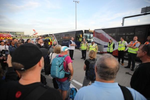 @JamesCheadle Scenes at #Heathrow T5 as the BA flight from Barcelona has had its crew fall sick upon landing, and the passengers are being held on the runway