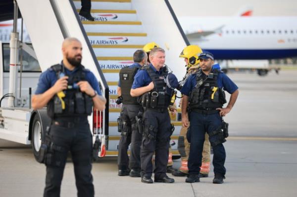 @JamesCheadle Scenes at #Heathrow T5 as the BA flight from Barcelona has had its crew fall sick upon landing, and the passengers are being held on the runway