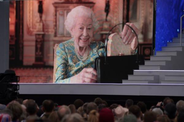 The crowd watching a film of Queen Elizabeth II havin<em></em>g tea with Paddington Bear on a big screen during the Platinum Party at the Palace staged in front of Buckingham Palace, Lo<em></em>ndon on day three of the Platinum Jubilee celebrations for Queen Elizabeth II. Picture date: Saturday June 4, 2022. PA Photo. See PA story ROYAL Jubilee. Photo credit should read: Victoria Jones/PA Wire