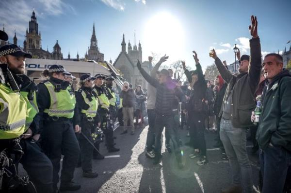 Alamy Live News. 2T6MYH3 London, UK. 11th November 2023. Armistice Day: A few hundred right-wing natio<em></em>nalist supporters clash with riot police in Westminster. Police forcefully attempt to prevent the natio<em></em>nalist groups gathering near the Cenotaph on Whitehall, which remains cordo<em></em>ned off due to increased security concerns. Credit: Guy Corbishley/Alamy Live News This is an Alamy Live News image and may not be part of your current Alamy deal . If you are unsure, please co<em></em>ntact our sales team to check.