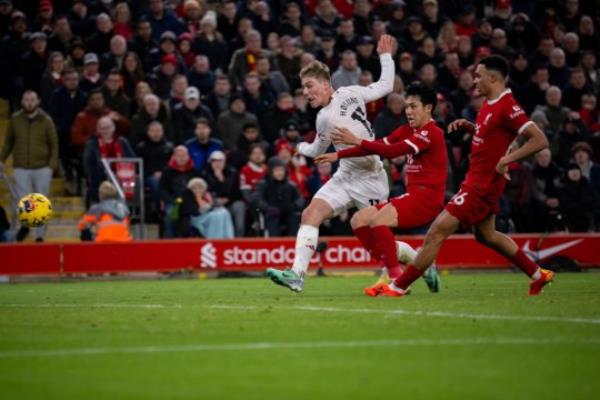 Rasmus Hojlind missed Manchester United's best chance against Liverpool 