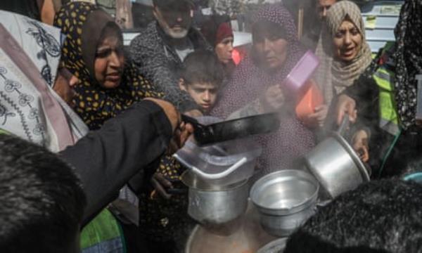 Food aid to families displaced to Southern Gaza amid Israeli attacksRAFAH, GAZA - FEBRUARY 20: Volunteers distribute hot meal for Palestinian families ,displaced to Southern Gaza due to Israeli attacks, in Rafah, Gaza on February 20, 2024. In the Gaza, wher<em></em>e Israeli attacks persist, Palestinians are grappling with food shortages. The city of Rafah, which has become a refuge for tens of thousands displaced due to the Israeli attacks, is facing increasing challenges in sourcing food. o<em></em>ngoing Israeli attacks on the Gaza Strip have created significant challenges for Palestinians, who face difficulties in accessing essential resources, including basic food supplies. (Photo by Abed Rahim Khatib/Anadolu via Getty Images)